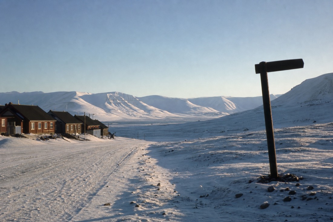The edge of Longyearbyen where the settlement boundary and Svalbard's outdoor rules begin